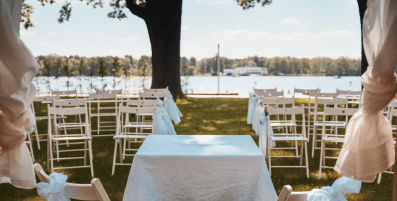 Vorbereitung Hochzeitscatering: Stühle und Tisch in weiß